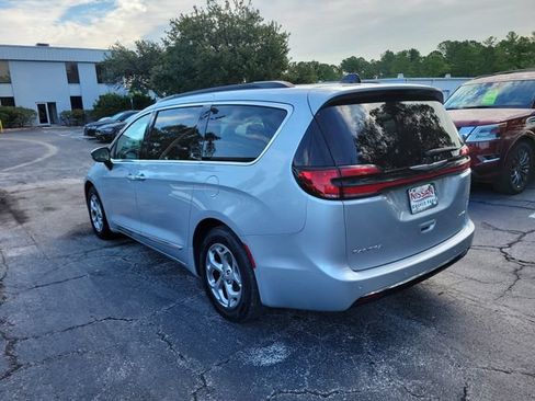 Used 2023 Chrysler Pacifica Limited FWD image 3