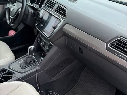 Used 2019 Volkswagen Tiguan SE w/ Panoramic Sunroof Package FWD image 16