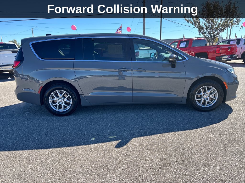Used 2025 Chrysler Pacifica Select FWD image 8