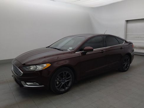 Used 2018 Ford Fusion SE w/ Equipment Group 201A FWD image 2