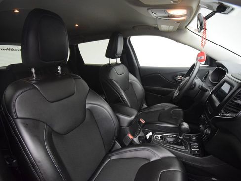 Used 2019 Jeep Cherokee Latitude Plus w/ Cold Weather Group AWD/4WD image 19