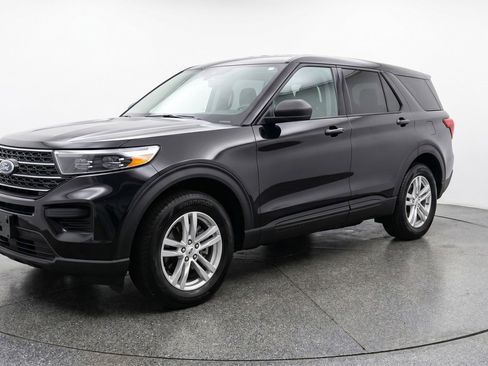 Used 2024 Ford Explorer XLT w/ Equipment Group 202A RWD image 3