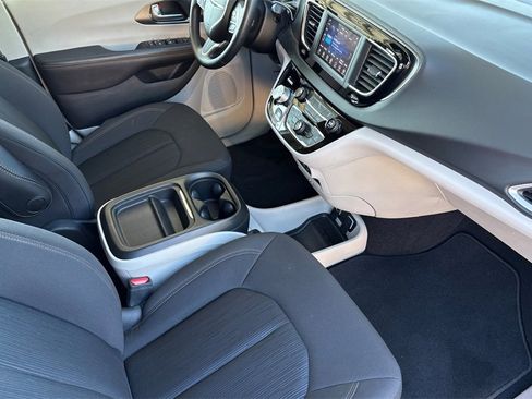 Used 2020 Chrysler Pacifica Touring image 22