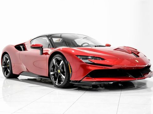 Used 2022 Ferrari SF90 Spider image 3