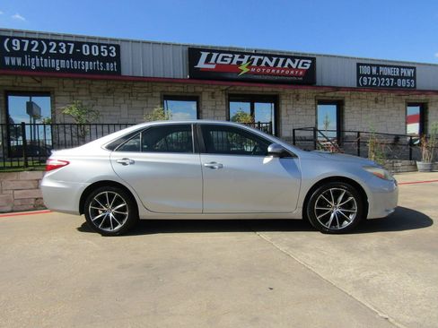 Used 2016 Toyota Camry XSE w/ Moonroof Package FWD image 5