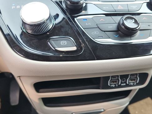 Used 2024 Chrysler Pacifica Touring-L FWD image 19