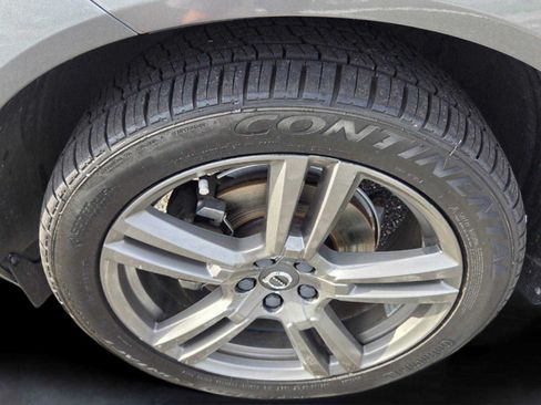 Used 2018 Volvo XC60 T5 Momentum w/ Vision Package AWD/4WD image 9