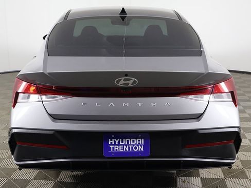 Used 2024 Hyundai Elantra SEL image 11
