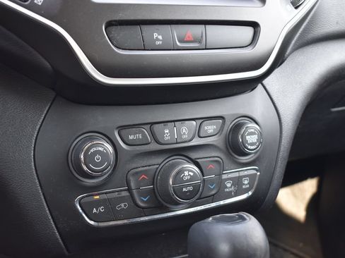 Used 2019 Jeep Cherokee Trailhawk w/ Cold Weather Group AWD/4WD image 14