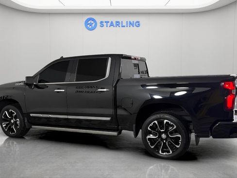 Certified 2025 Chevrolet Silverado 1500 High Country AWD/4WD image 4