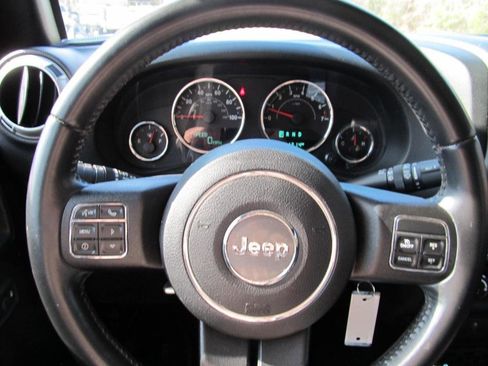 Used 2016 Jeep Wrangler Unlimited Rubicon w/ Connectivity Group image 59