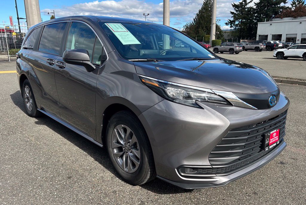 Certified 2024 Toyota Sienna LE AWD/4WD image 3