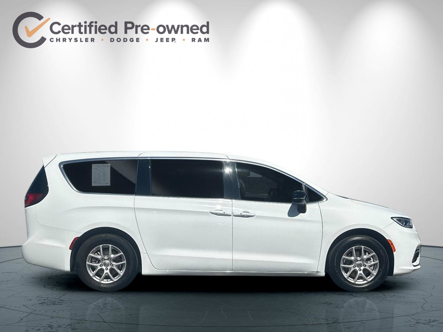 Used 2025 Chrysler Pacifica Select FWD image 3