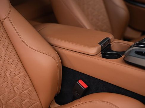 Used 2025 Aston Martin Vanquish image 41