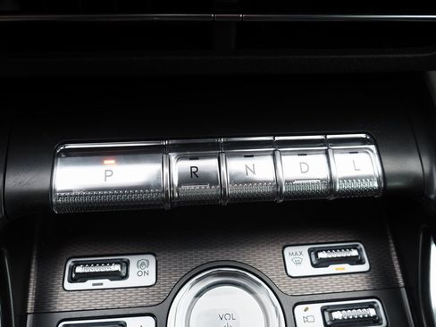 Used 2025 Lincoln Nautilus Premier image 31