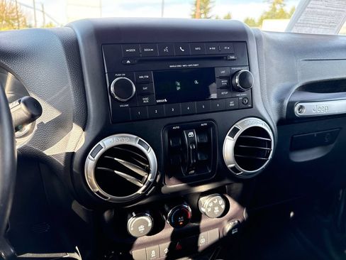 Used 2018 Jeep Wrangler Unlimited Sahara w/ Connectivity Group AWD/4WD image 21