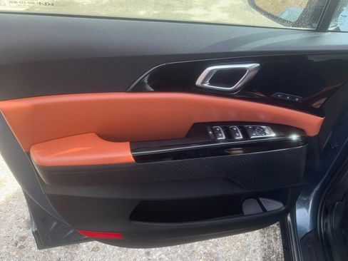 Used 2022 Kia Carnival SX image 9