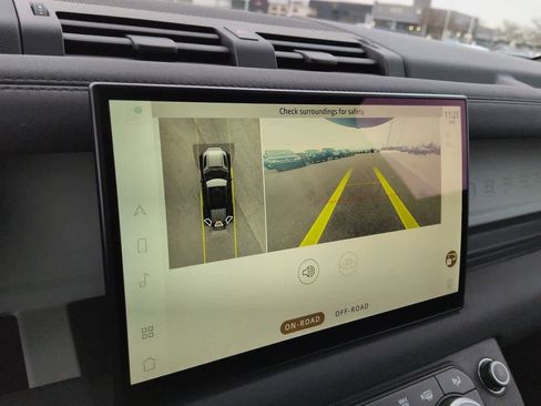 Used 2022 Land Rover Defender 110 SE image 32