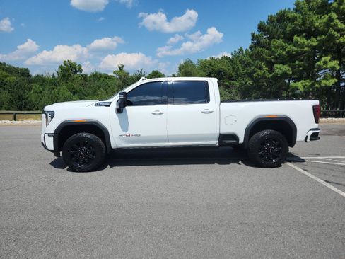Used 2024 GMC Sierra 2500 AT4 w/ AT4 Premium Plus Package AWD/4WD image 2