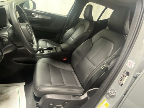 Used 2025 Volvo XC40 B5 Core image 11