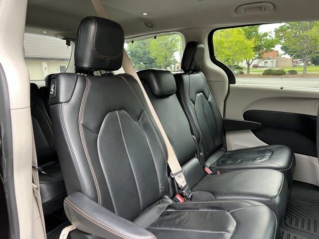 Used 2018 Chrysler Pacifica Touring-L FWD image 18