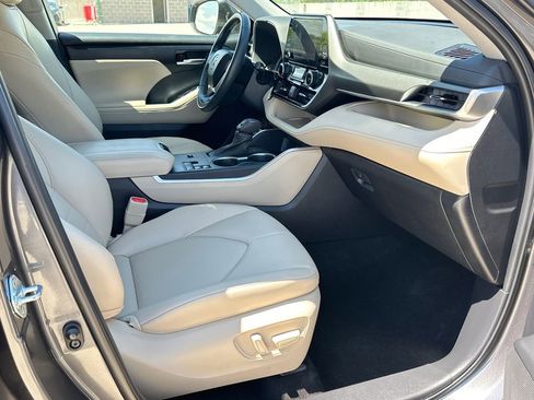 Used 2023 Toyota Highlander XLE image 12