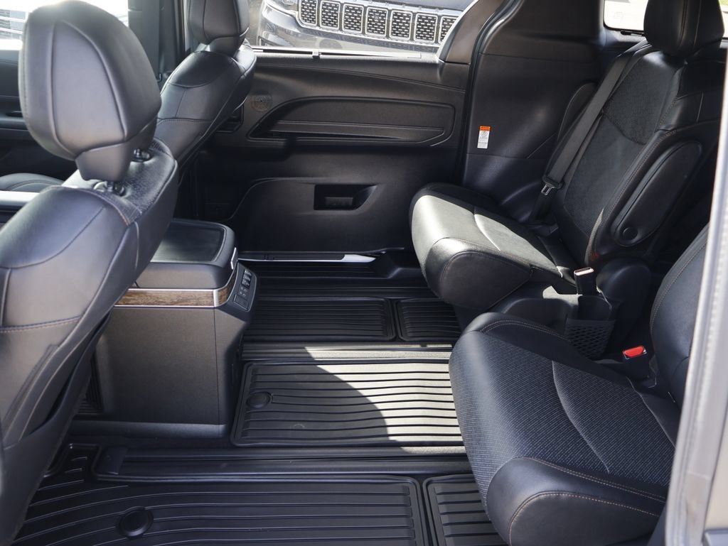 Used 2025 Toyota Sienna Platinum AWD/4WD image 12