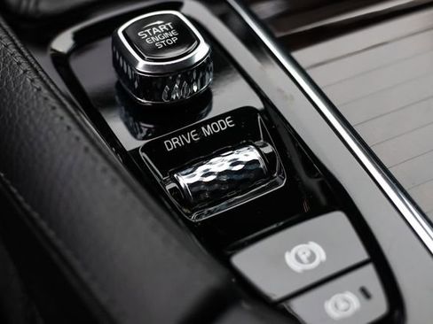 Used 2018 Volvo XC90 T6 Momentum w/ Convenience Package image 13