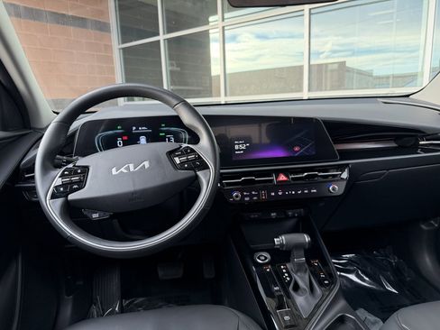 Used 2024 Kia Niro EX image 16