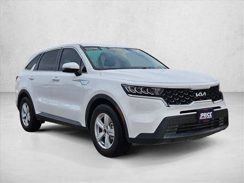 Used 2022 Kia Sorento LX image 3