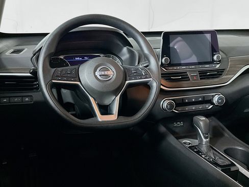 Used 2025 Nissan Altima 2.5 SV image 17