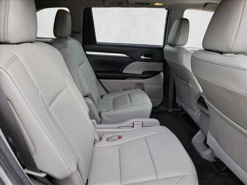Used 2018 Toyota Highlander XLE FWD image 16