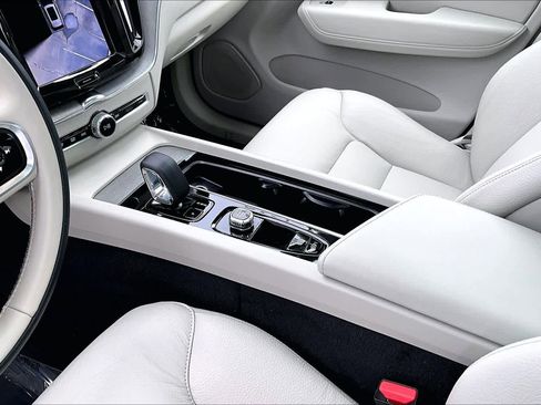 Certified 2024 Volvo XC60 B5 Plus w/ Protection Package Premier AWD/4WD image 16