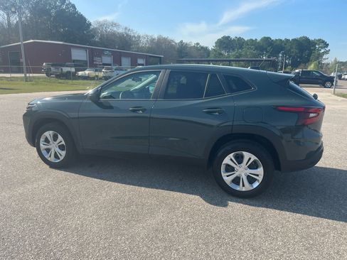 Used 2025 Chevrolet Trax LS image 3