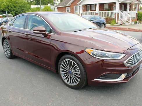 Used 2018 Ford Fusion SE w/ Fusion SE Technology Package FWD image 4