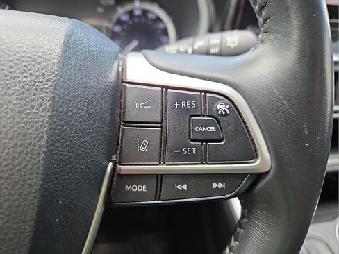 Used 2023 Toyota Highlander XLE AWD/4WD image 19
