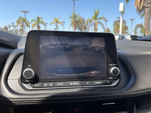 Used 2025 Nissan Rogue SV FWD image 25