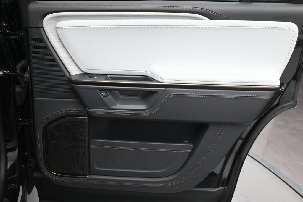 Used 2025 Rivian R1S Premium Dual AWD/4WD image 30