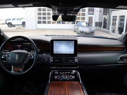 Used 2019 Lincoln Navigator L Reserve image 11