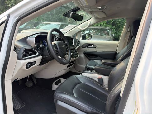 Used 2024 Chrysler Pacifica Limited FWD image 5
