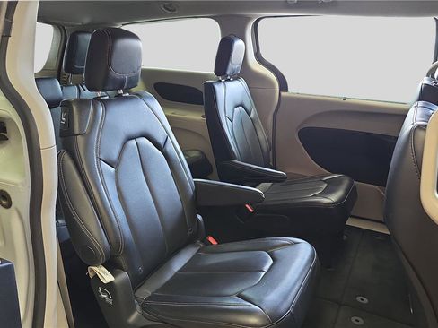 Used 2024 Chrysler Pacifica Touring-L image 17