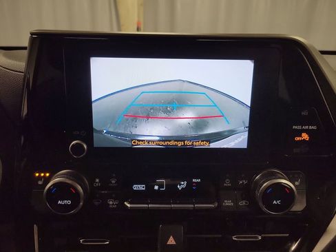Used 2024 Toyota Highlander XLE image 21