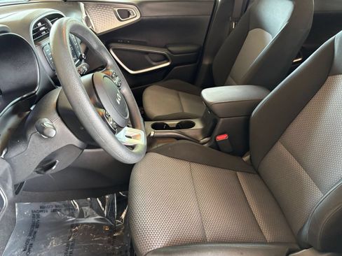 Used 2025 Kia Soul LX w/ LX Technology Package FWD image 24
