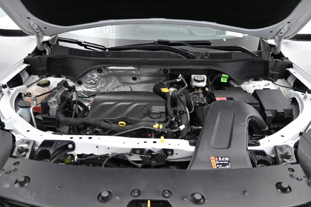 Used 2025 Chevrolet Trax LT FWD image 16