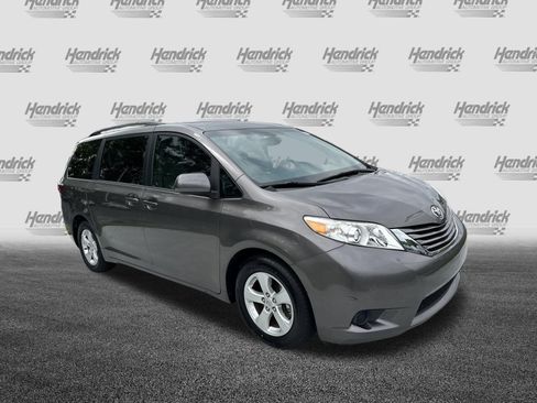 Used 2016 Toyota Sienna LE FWD image 2