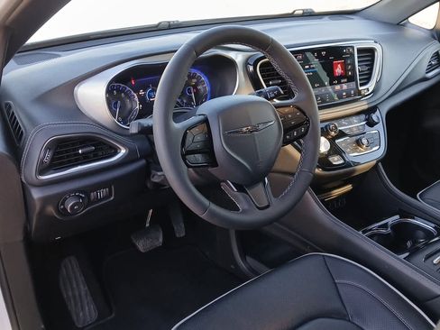 Used 2025 Chrysler Pacifica Limited image 20