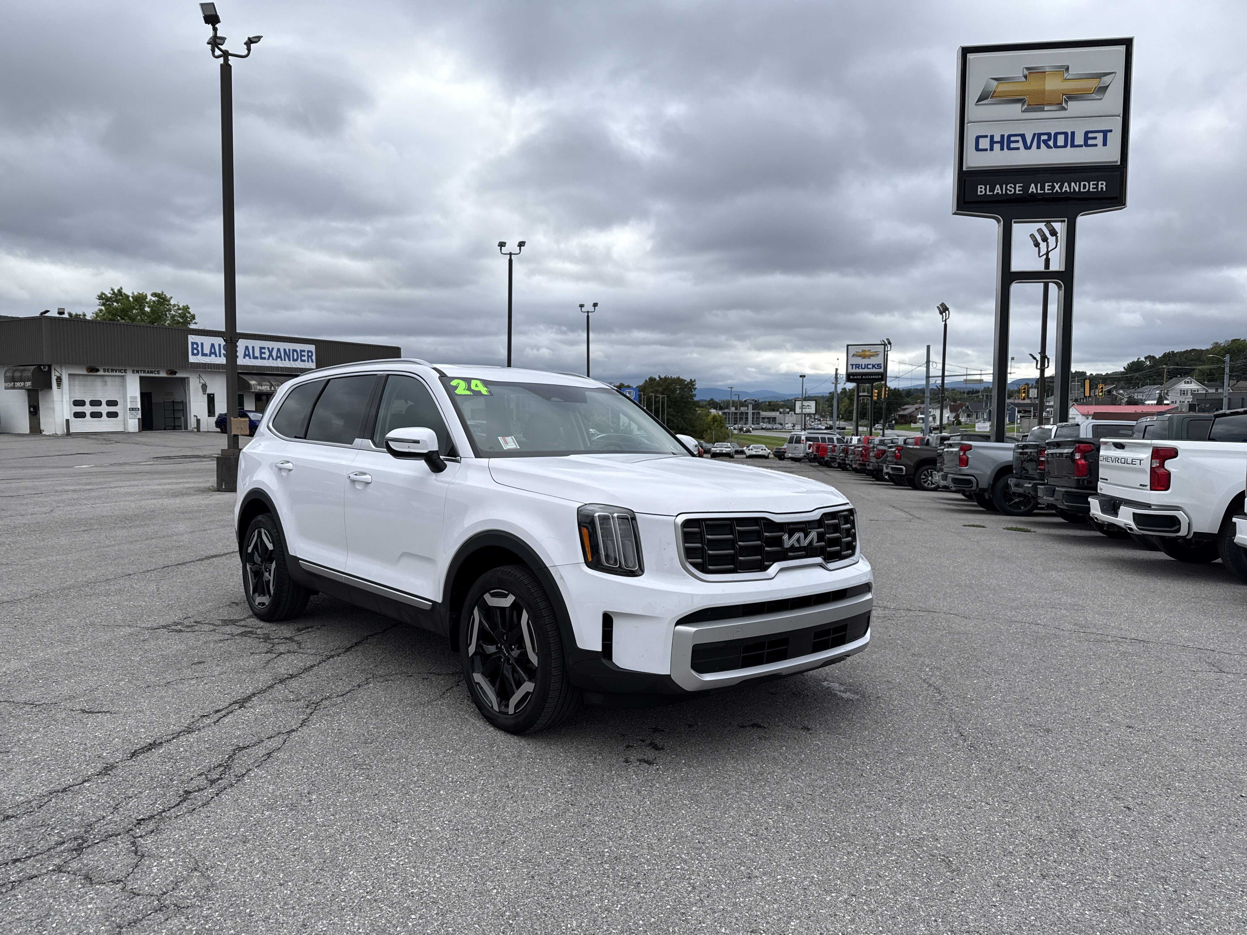 Used 2024 Kia Telluride S w/ S Sunroof Package AWD/4WD image 1