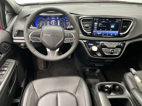Used 2025 Chrysler Pacifica Select FWD image 14