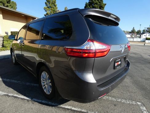 Used 2017 Toyota Sienna XLE image 12