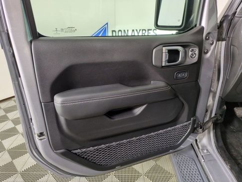 Used 2020 Jeep Gladiator Overland AWD/4WD image 12